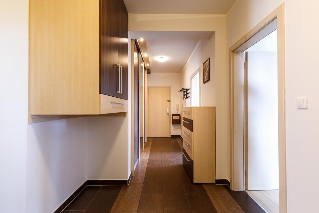Modern Apartment With 2 Bedrooms Κάρλοβι Βάρι Εξωτερικό φωτογραφία