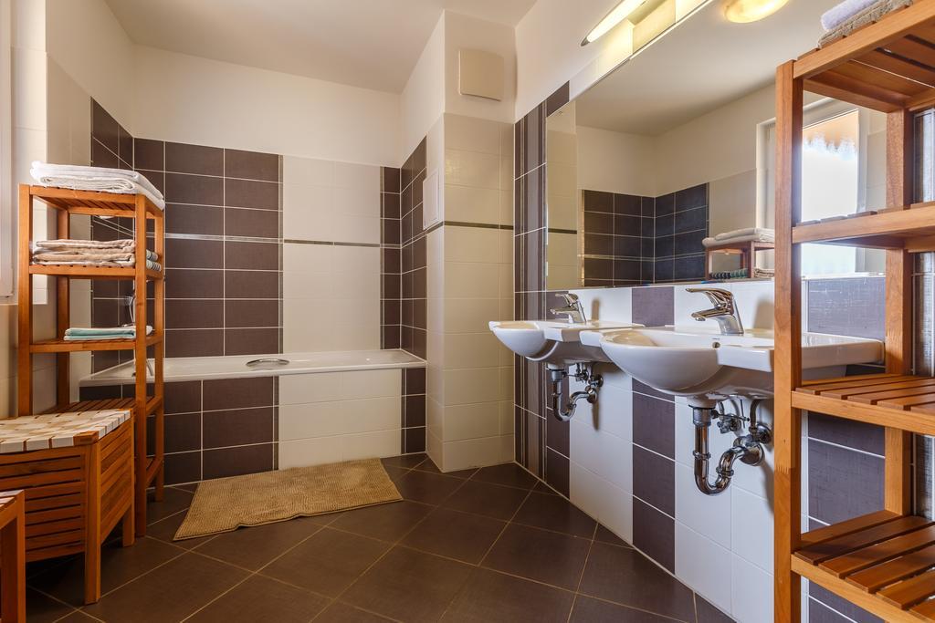 Modern Apartment With 2 Bedrooms Κάρλοβι Βάρι Εξωτερικό φωτογραφία